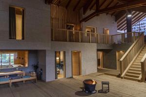 een groot gebouw met een trap en een vuurplaats bij Maso Torbiera- Rural and Mountain lodging in Fiavè