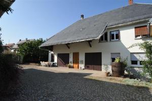 Casa blanca con porche y entrada en Gite du Vignoble, en Ammerschwihr