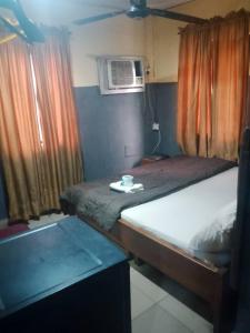 Postel nebo postele na pokoji v ubytování GAT Travellers Hotel