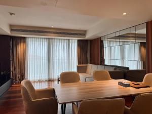 una sala de conferencias con una mesa y sillas de madera en Welcome to Your 5-Star Stay at Cinnamon Life Suite, en Colombo 38 fotos más