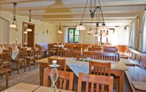 a restaurant with tables and chairs in a room at Gasthaus Ochsenwirt in Landshut