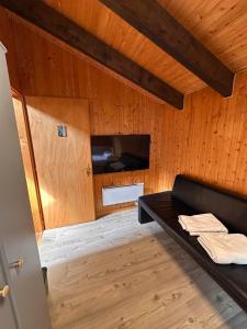 TV a/nebo společenská místnost v ubytování Chalet l'Aiglon Valais - Vue, Confort, Jacuzzi