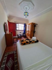 Un dormitorio con una cama grande en una habitación. en Casa Mogador, en Essaouira 54 fotos más