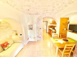 TV a/nebo společenská místnost v ubytování Trulli Bovio