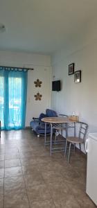 a living room with a table and a couch at Lemi Apartments in Rizá