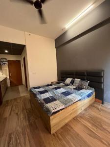 Un dormitorio con una cama y un techo. en Studiovibe, en Greater Noida