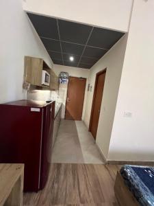 Una pequeña habitación con cocina y pasillo. en Studiovibe, en Greater Noida