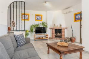 ein Wohnzimmer mit Couch und Kamin in der Unterkunft Villa Andaluza in Almuñécar