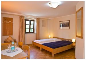 Tempat tidur dalam kamar di Gasthaus Ochsenwirt