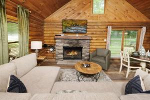 Khu vực ghế ngồi tại Grove Creek Cabin