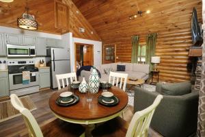 Nhà bếp/bếp nhỏ tại Grove Creek Cabin