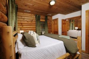 Giường trong phòng chung tại Grove Creek Cabin