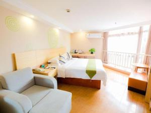 pokój hotelowy z łóżkiem i kanapą w obiekcie GreenTree Inn Shanghai Guangxin Road Tongji Hospital Express Hotel w Szanghaju +223 zdjęcia