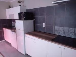 Kuchyň nebo kuchyňský kout v ubytování Les Iris