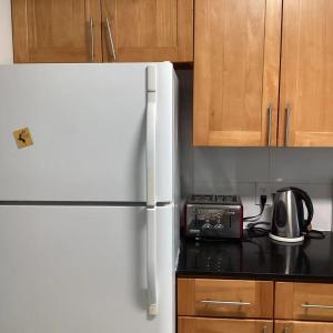 O bucătărie sau chicinetă la Vancouver Richmond Villa 33