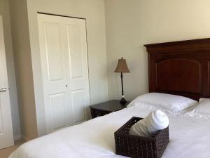 Un pat sau paturi într-o cameră la Vancouver Richmond Villa 33