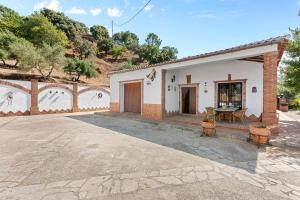 Elle offre une vue sur l'extérieur d'une maison dotée d'une terrasse. dans l'établissement Finca Rural Mazuqueto, à Jubrique