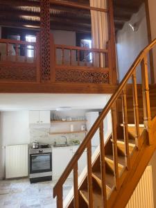 スキロスにあるAegean Houseのキッチン(コンロ付)へ続く階段 +33枚の写真