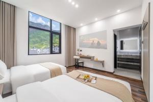 Habitación blanca con 2 camas y escritorio. en Wangxian Mountain Retreat B&B-Wangxian Valley Scenic Area, en Qiaotou
