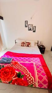 Ένα ή περισσότερα κρεβάτια σε δωμάτιο στο Modern & stylish 1bhk near expo mart