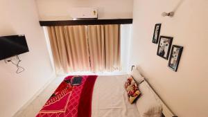 Ένα ή περισσότερα κρεβάτια σε δωμάτιο στο Modern & stylish 1bhk near expo mart