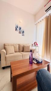 Χώρος καθιστικού στο Modern & stylish 1bhk near expo mart