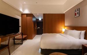 Top Cloud Hotel Iksan的电视和/或娱乐中心