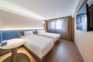 Ένα ή περισσότερα κρεβάτια σε δωμάτιο στο Hanting Hotel Beijing Guang'anmen Daguanying Subway Station