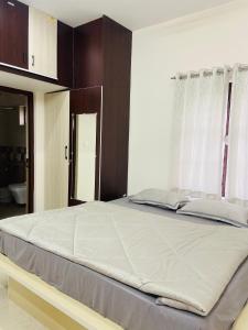 Una cama o camas en una habitación de Tranquila casa
