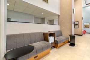 Hampton Inn & Suites Moreno Valley的休息区