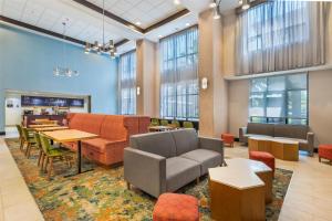 Hampton Inn & Suites Moreno Valley的休息区