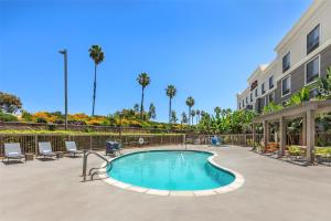Hampton Inn & Suites Moreno Valley内部或周边的泳池