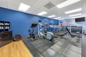 Hampton Inn & Suites Moreno Valley的健身中心和/或健身设施
