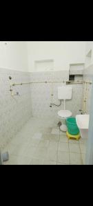 un bagno con un water e un lavandino di Gopal Geeta Niwas a Bikaner
