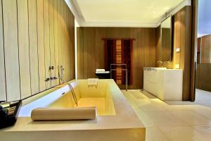 杭东Veranda High Resort Chiang Mai - MGallery Collection的带浴缸和水槽的大浴室