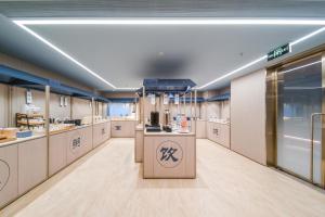 Η κουζίνα ή μικρή κουζίνα στο Hanting Hotel Beijing Guang'anmen Daguanying Subway Station