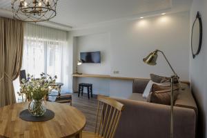 a living room with a couch and a table at Vila Stinta in Juodkrantė