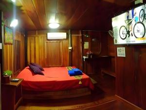ein kleines Zimmer mit einem Bett auf einem Boot in der Unterkunft Jidapa Resort in Ban Khlong Takhian