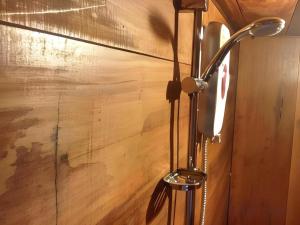 eine Schreibtischlampe neben einer Holzwand in der Unterkunft Jidapa Resort in Ban Khlong Takhian