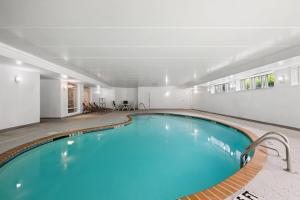 Hồ bơi trong/gần Comfort Suites Near Casinos