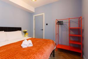 Postel nebo postele na pokoji v ubytování Curated 1BR Apartment with City Views & Central!