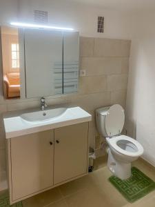 Ένα μπάνιο στο Garden, pool and 15 mins walk to village