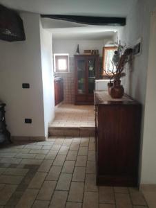 a room with a hallway with a counter and a door at il cortile in Calascio