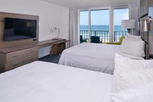 Cabana Shores Hotel客房内的一张或多张床位