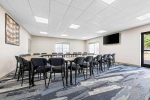 a conference room with a long table and chairs at Comfort Inn & Suites River City Decatur in Decatur +106 photos