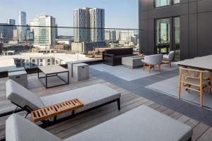 een woonkamer met uitzicht op een stad bij Canopy By Hilton Nashville Downtown The Gulch in Nashville