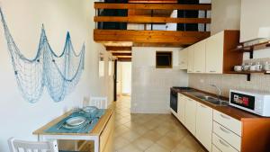 Kuchyň nebo kuchyňský kout v ubytování Azzurro Apartman