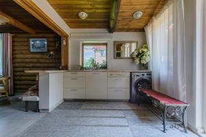 eine Küche mit weißen Schränken und einer roten Bank in der Unterkunft Bedugnės pirtelė - Cosy Sauna House in Vilnius