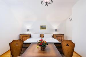a room with a table and chairs and a couch at Chalet Levi by Alpine Host Helpers in Kirchberg in Tirol