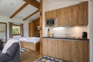 Kuchyň nebo kuchyňský kout v ubytování Ski-in-Ski-out Asten Studio by Alpine Host Helpers